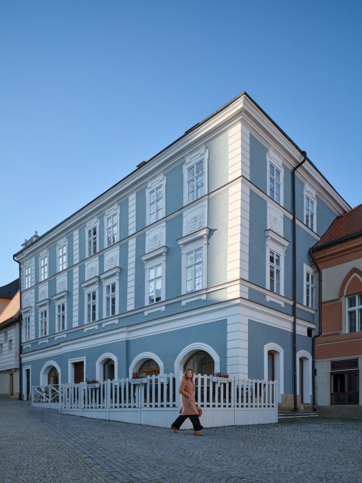 Čtyři staletí historie, pět let rekonstrukce a desítky citlivých zásahů. Prohlédněte si proměnu historického domu v centru Kutné Hory, který architektka Jana Zadák se svým manželem proměnila v butikový hotel donebe.