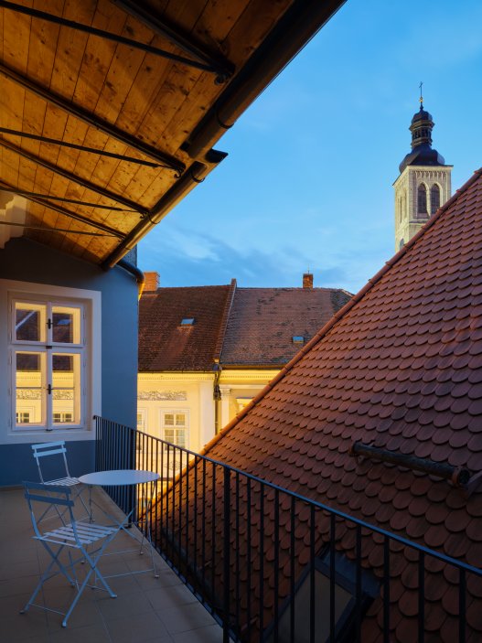 Čtyři staletí historie, pět let rekonstrukce a desítky citlivých zásahů. Prohlédněte si proměnu historického domu v centru Kutné Hory, který architektka Jana Zadák se svým manželem proměnila v butikový hotel donebe.