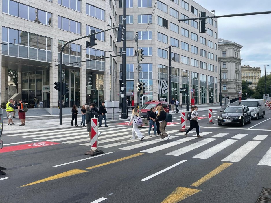 Zastávka je po rekonstrukci připravená, přibyl i červený pruh pro cyklisty