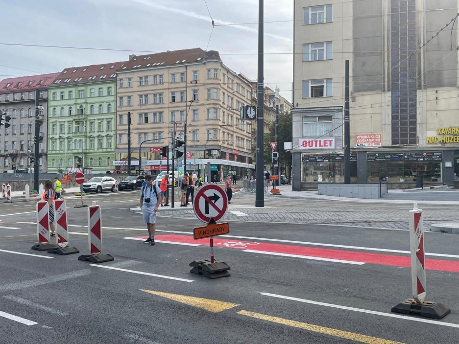 Řidiči aktuálně nemohou odbočit do Vinohradské ulice