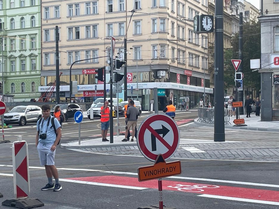 Řidiči aktuálně nemohou odbočit do Vinohradské ulice
