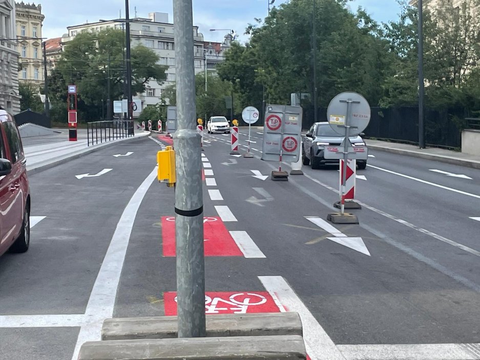 Cyklisty i řidiče jistě potěší cyklopruh na dopravně velice exponovaném místě