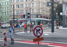 Řidiči aktuálně nemohou odbočit do Vinohradské ulice