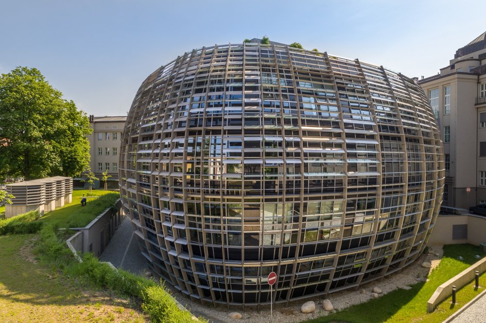 Nová budova Ústavu organické chemie a biochemie Akademie věd ČR v Praze postavená za příjmy z licenčních poplatků za léky Antonína Holého.