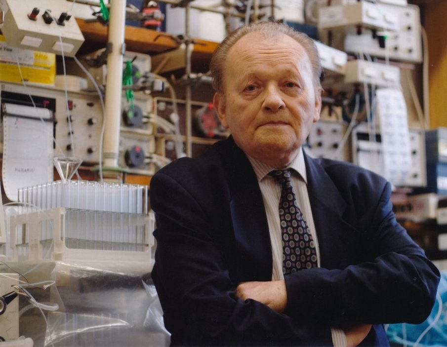 Antonín Holý v laboratoři Ústavu organické chemie a biochemie Akademie věd ČR v roce 2006.