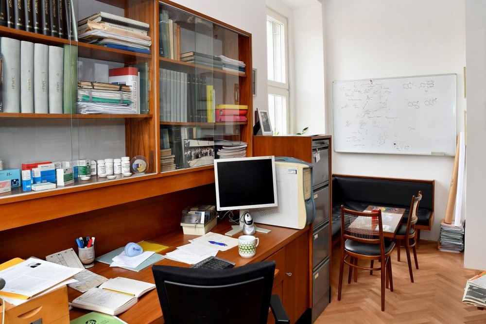 Rekonstruovaná pracovna Antonína Holého v Ústavu organické chemie a biochemie Akademie věd ČR v Praze.