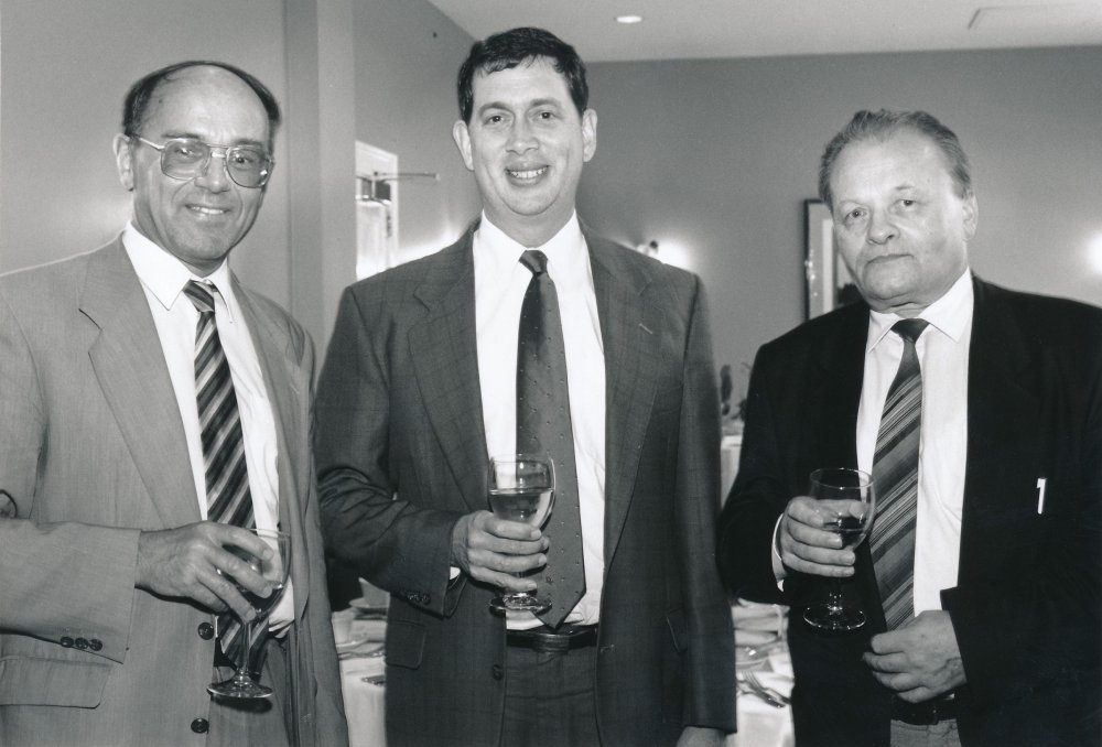 Zleva: Belgický virolog Erik De Clercq, John Martin, prezident a generální ředitel Gilead Sciences a Antonín Holý v USA v roce 1996.