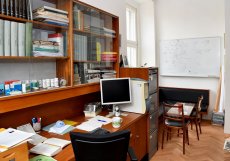 Rekonstruovaná pracovna Antonína Holého v Ústavu organické chemie a biochemie Akademie věd ČR v Praze.