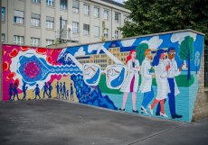 Murál před Ústavem organické chemie a biochemie Akademie věd ČR v Praze připomíná profesora Holého v podobě očí za brýlemi.