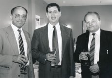 Zleva: Belgický virolog Erik De Clercq, John Martin, prezident a generální ředitel Gilead Sciences a Antonín Holý v USA v roce 1996.