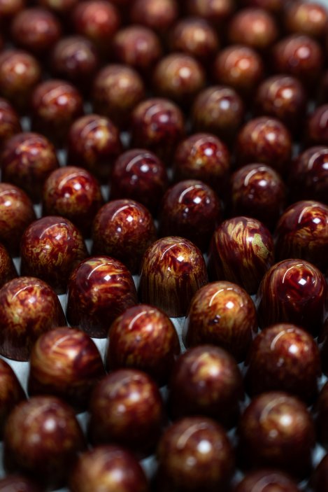 Čokoládový bonbon, křídlatka, jalovec