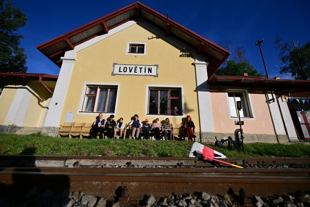 Na stanici v Lovětíně se otevřela komunitní škola a školka Lovětínka
