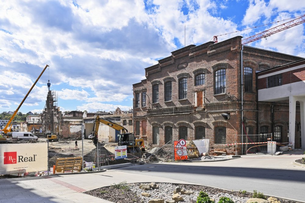 V historickém areálu bývalé papírny poblíž řeky Radbuzy pokračují úpravy spojené s výstavbou rezidenčního projektu Nové Papírny
