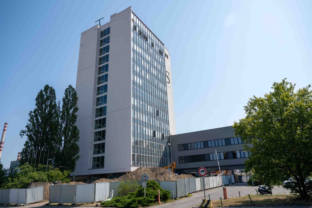 Začíná demolice jedné z dominant proměňujícího se území