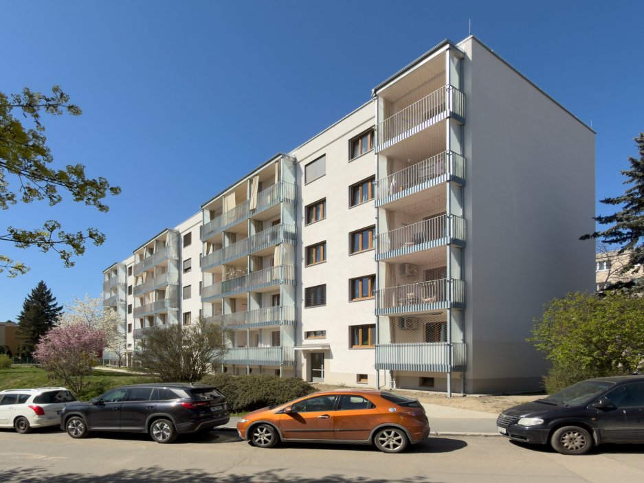 Revitalizace panelového domu v pražských Strašnicích ukazuje, že proměna nemusí stát na křiklavé fasádě. Architekt Radek Novotný dům doplnil o větší lodžie, francouzská okna a nové stínění, které zvyšují komfort bydlení a zároveň dávají domu současnější, kultivovanější výraz.