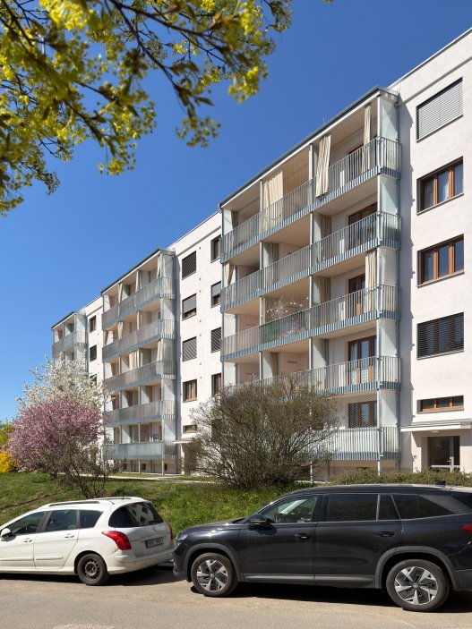 Revitalizace panelového domu v pražských Strašnicích ukazuje, že proměna nemusí stát na křiklavé fasádě. Architekt Radek Novotný dům doplnil o větší lodžie, francouzská okna a nové stínění, které zvyšují komfort bydlení a zároveň dávají domu současnější, kultivovanější výraz.
