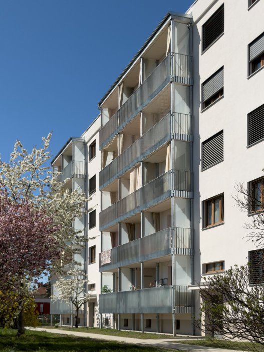 Revitalizace panelového domu v pražských Strašnicích ukazuje, že proměna nemusí stát na křiklavé fasádě. Architekt Radek Novotný dům doplnil o větší lodžie, francouzská okna a nové stínění, které zvyšují komfort bydlení a zároveň dávají domu současnější, kultivovanější výraz.