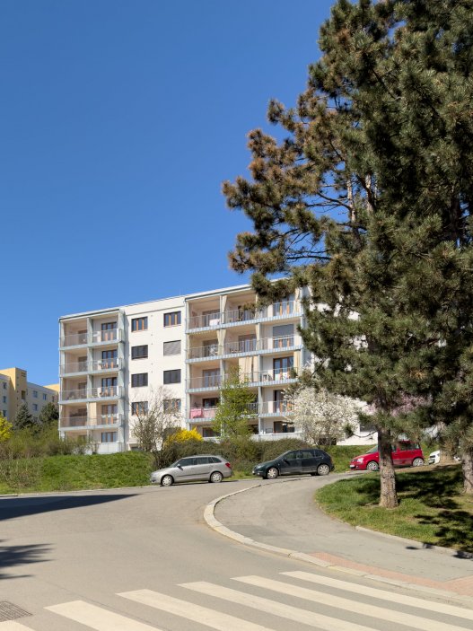 Revitalizace panelového domu v pražských Strašnicích ukazuje, že proměna nemusí stát na křiklavé fasádě. Architekt Radek Novotný dům doplnil o větší lodžie, francouzská okna a nové stínění, které zvyšují komfort bydlení a zároveň dávají domu současnější, kultivovanější výraz.