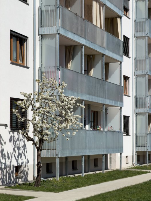 Revitalizace panelového domu v pražských Strašnicích ukazuje, že proměna nemusí stát na křiklavé fasádě. Architekt Radek Novotný dům doplnil o větší lodžie, francouzská okna a nové stínění, které zvyšují komfort bydlení a zároveň dávají domu současnější, kultivovanější výraz.
