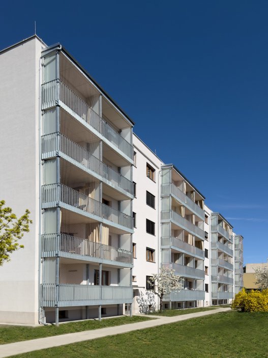 Revitalizace panelového domu v pražských Strašnicích ukazuje, že proměna nemusí stát na křiklavé fasádě. Architekt Radek Novotný dům doplnil o větší lodžie, francouzská okna a nové stínění, které zvyšují komfort bydlení a zároveň dávají domu současnější, kultivovanější výraz.