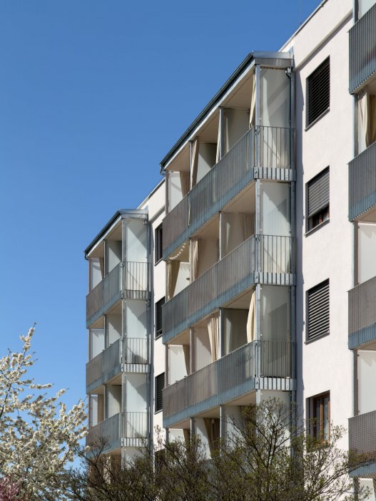 Revitalizace panelového domu v pražských Strašnicích ukazuje, že proměna nemusí stát na křiklavé fasádě. Architekt Radek Novotný dům doplnil o větší lodžie, francouzská okna a nové stínění, které zvyšují komfort bydlení a zároveň dávají domu současnější, kultivovanější výraz.
