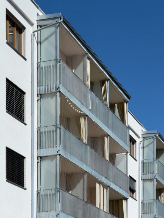 Revitalizace panelového domu v pražských Strašnicích ukazuje, že proměna nemusí stát na křiklavé fasádě. Architekt Radek Novotný dům doplnil o větší lodžie, francouzská okna a nové stínění, které zvyšují komfort bydlení a zároveň dávají domu současnější, kultivovanější výraz.