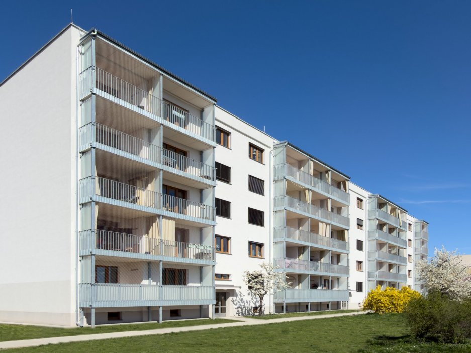 Revitalizace panelového domu v pražských Strašnicích ukazuje, že proměna nemusí stát na křiklavé fasádě. Architekt Radek Novotný dům doplnil o větší lodžie, francouzská okna a nové stínění, které zvyšují komfort bydlení a zároveň dávají domu současnější, kultivovanější výraz.