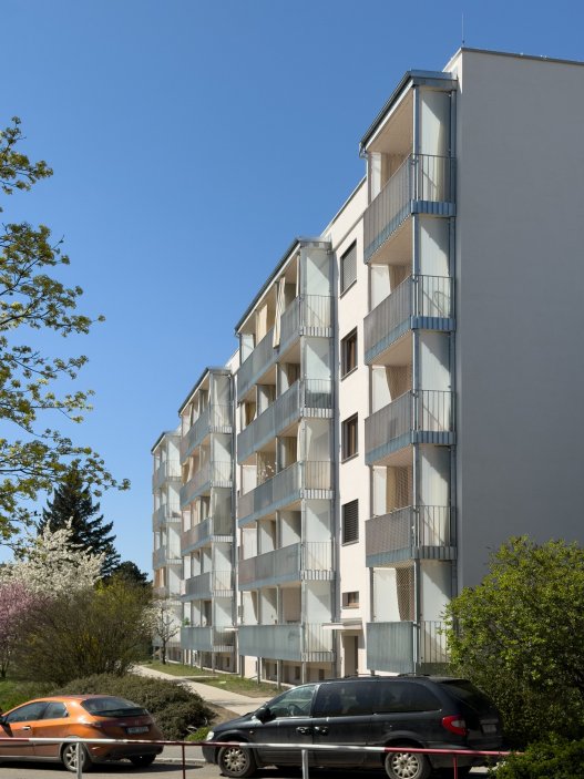 Revitalizace panelového domu v pražských Strašnicích ukazuje, že proměna nemusí stát na křiklavé fasádě. Architekt Radek Novotný dům doplnil o větší lodžie, francouzská okna a nové stínění, které zvyšují komfort bydlení a zároveň dávají domu současnější, kultivovanější výraz.