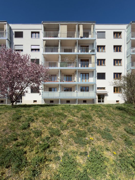 Revitalizace panelového domu v pražských Strašnicích ukazuje, že proměna nemusí stát na křiklavé fasádě. Architekt Radek Novotný dům doplnil o větší lodžie, francouzská okna a nové stínění, které zvyšují komfort bydlení a zároveň dávají domu současnější, kultivovanější výraz.