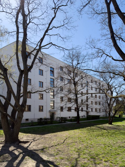 Revitalizace panelového domu v pražských Strašnicích ukazuje, že proměna nemusí stát na křiklavé fasádě. Architekt Radek Novotný dům doplnil o větší lodžie, francouzská okna a nové stínění, které zvyšují komfort bydlení a zároveň dávají domu současnější, kultivovanější výraz.