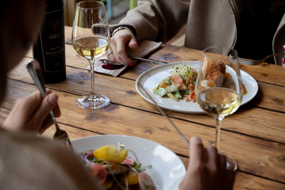 Mikulov už dávno neláká jen na víno a památky. Na několika ulicích se tu soustředí oceněné restaurace, vinařské podniky, bistra i kavárny. Restaurace Ryzlink ve Vinařství Fučík staví na moderně pojaté české kuchyni a párování s místními víny, vlastní podnik tu má i Marcel Ihnačák. Gastronomický výlet navíc doplňuje zámek, Svatý kopeček a působivá židovská čtvrť.