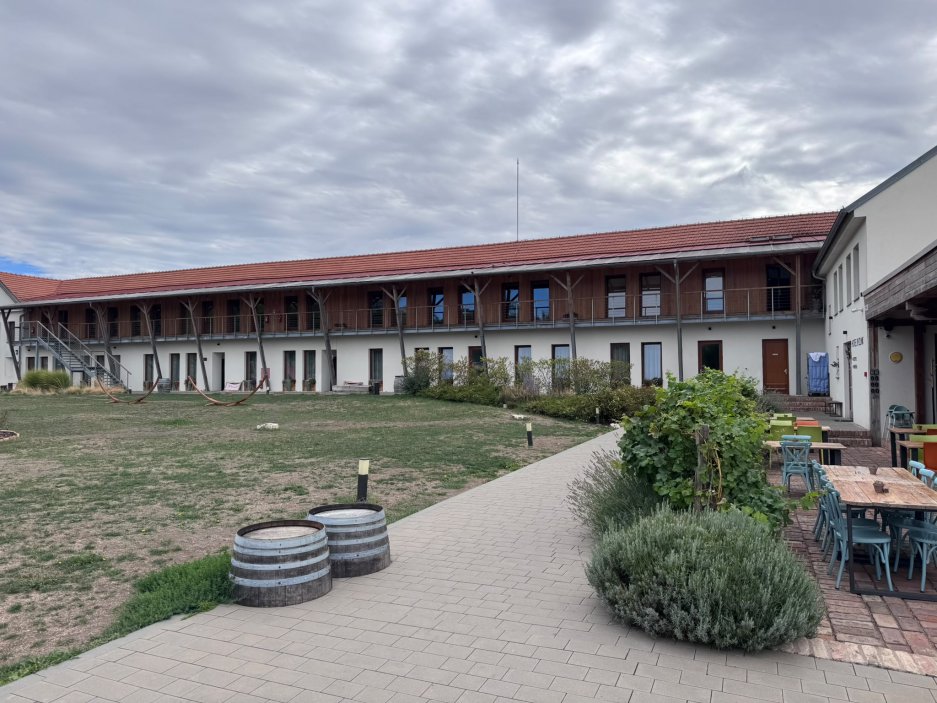 Mikulov už dávno neláká jen na víno a památky. Na několika ulicích se tu soustředí oceněné restaurace, vinařské podniky, bistra i kavárny. Restaurace Ryzlink ve Vinařství Fučík staví na moderně pojaté české kuchyni a párování s místními víny, vlastní podnik tu má i Marcel Ihnačák. Gastronomický výlet navíc doplňuje zámek, Svatý kopeček a působivá židovská čtvrť.