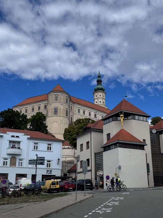 Mikulov už dávno neláká jen na víno a památky. Na několika ulicích se tu soustředí oceněné restaurace, vinařské podniky, bistra i kavárny. Restaurace Ryzlink ve Vinařství Fučík staví na moderně pojaté české kuchyni a párování s místními víny, vlastní podnik tu má i Marcel Ihnačák. Gastronomický výlet navíc doplňuje zámek, Svatý kopeček a působivá židovská čtvrť.