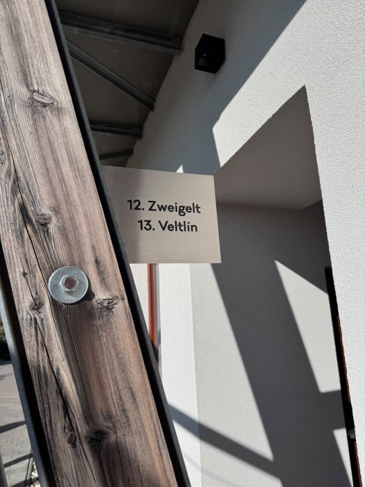 Mikulov už dávno neláká jen na víno a památky. Na několika ulicích se tu soustředí oceněné restaurace, vinařské podniky, bistra i kavárny. Restaurace Ryzlink ve Vinařství Fučík staví na moderně pojaté české kuchyni a párování s místními víny, vlastní podnik tu má i Marcel Ihnačák. Gastronomický výlet navíc doplňuje zámek, Svatý kopeček a působivá židovská čtvrť.