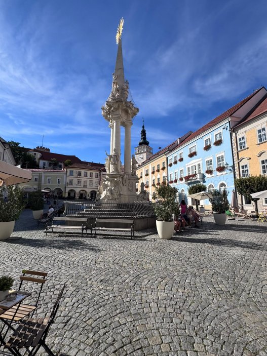 Mikulov už dávno neláká jen na víno a památky. Na několika ulicích se tu soustředí oceněné restaurace, vinařské podniky, bistra i kavárny. Restaurace Ryzlink ve Vinařství Fučík staví na moderně pojaté české kuchyni a párování s místními víny, vlastní podnik tu má i Marcel Ihnačák. Gastronomický výlet navíc doplňuje zámek, Svatý kopeček a působivá židovská čtvrť.