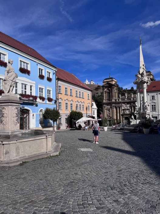 Mikulov už dávno neláká jen na víno a památky. Na několika ulicích se tu soustředí oceněné restaurace, vinařské podniky, bistra i kavárny. Restaurace Ryzlink ve Vinařství Fučík staví na moderně pojaté české kuchyni a párování s místními víny, vlastní podnik tu má i Marcel Ihnačák. Gastronomický výlet navíc doplňuje zámek, Svatý kopeček a působivá židovská čtvrť.
