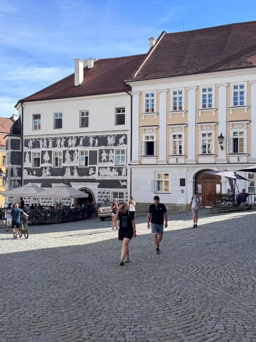 Mikulov už dávno neláká jen na víno a památky. Na několika ulicích se tu soustředí oceněné restaurace, vinařské podniky, bistra i kavárny. Restaurace Ryzlink ve Vinařství Fučík staví na moderně pojaté české kuchyni a párování s místními víny, vlastní podnik tu má i Marcel Ihnačák. Gastronomický výlet navíc doplňuje zámek, Svatý kopeček a působivá židovská čtvrť.