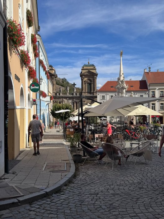 Mikulov už dávno neláká jen na víno a památky. Na několika ulicích se tu soustředí oceněné restaurace, vinařské podniky, bistra i kavárny. Restaurace Ryzlink ve Vinařství Fučík staví na moderně pojaté české kuchyni a párování s místními víny, vlastní podnik tu má i Marcel Ihnačák. Gastronomický výlet navíc doplňuje zámek, Svatý kopeček a působivá židovská čtvrť.