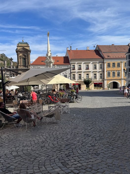 Mikulov už dávno neláká jen na víno a památky. Na několika ulicích se tu soustředí oceněné restaurace, vinařské podniky, bistra i kavárny. Restaurace Ryzlink ve Vinařství Fučík staví na moderně pojaté české kuchyni a párování s místními víny, vlastní podnik tu má i Marcel Ihnačák. Gastronomický výlet navíc doplňuje zámek, Svatý kopeček a působivá židovská čtvrť.
