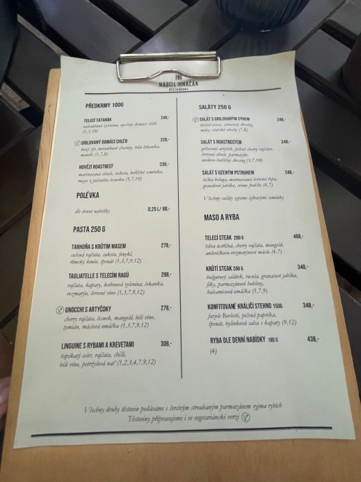 Mikulov už dávno neláká jen na víno a památky. Na několika ulicích se tu soustředí oceněné restaurace, vinařské podniky, bistra i kavárny. Restaurace Ryzlink ve Vinařství Fučík staví na moderně pojaté české kuchyni a párování s místními víny, vlastní podnik tu má i Marcel Ihnačák. Gastronomický výlet navíc doplňuje zámek, Svatý kopeček a působivá židovská čtvrť.