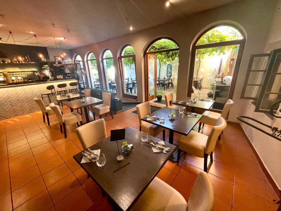 Mikulov už dávno neláká jen na víno a památky. Na několika ulicích se tu soustředí oceněné restaurace, vinařské podniky, bistra i kavárny. Restaurace Ryzlink ve Vinařství Fučík staví na moderně pojaté české kuchyni a párování s místními víny, vlastní podnik tu má i Marcel Ihnačák. Gastronomický výlet navíc doplňuje zámek, Svatý kopeček a působivá židovská čtvrť.