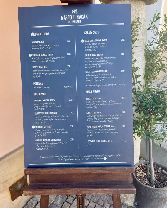 Mikulov už dávno neláká jen na víno a památky. Na několika ulicích se tu soustředí oceněné restaurace, vinařské podniky, bistra i kavárny. Restaurace Ryzlink ve Vinařství Fučík staví na moderně pojaté české kuchyni a párování s místními víny, vlastní podnik tu má i Marcel Ihnačák. Gastronomický výlet navíc doplňuje zámek, Svatý kopeček a působivá židovská čtvrť.