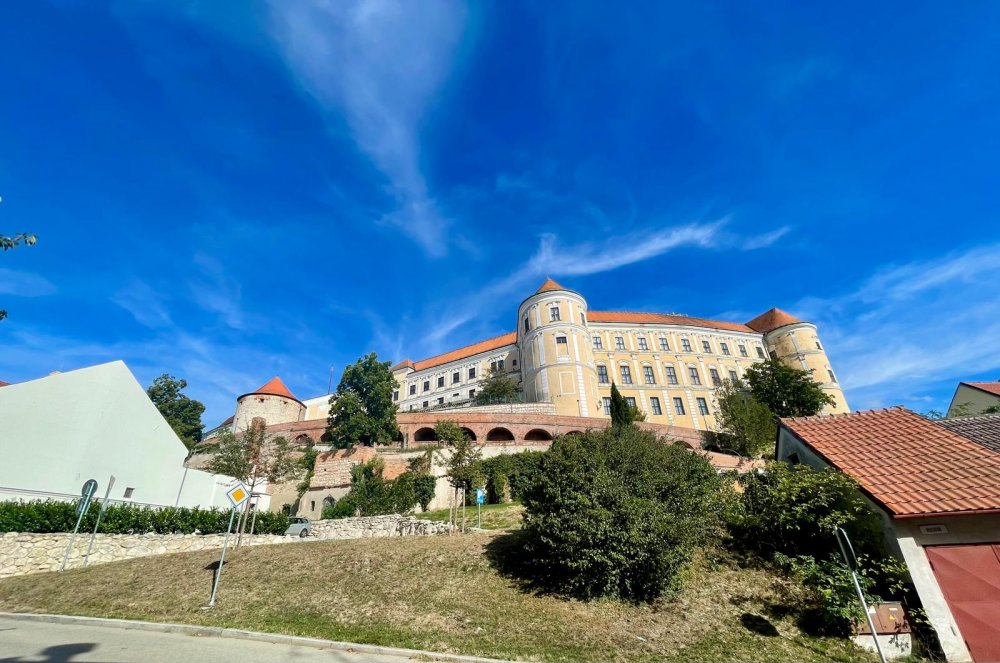 Mikulov už dávno neláká jen na víno a památky. Na několika ulicích se tu soustředí oceněné restaurace, vinařské podniky, bistra i kavárny. Restaurace Ryzlink ve Vinařství Fučík staví na moderně pojaté české kuchyni a párování s místními víny, vlastní podnik tu má i Marcel Ihnačák. Gastronomický výlet navíc doplňuje zámek, Svatý kopeček a působivá židovská čtvrť.