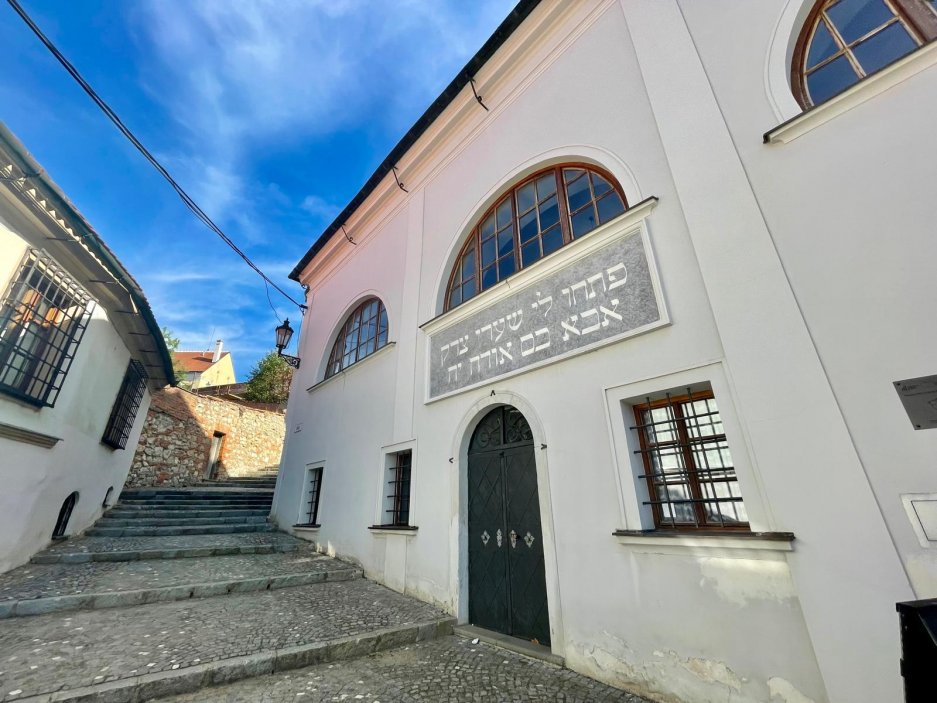 Mikulov už dávno neláká jen na víno a památky. Na několika ulicích se tu soustředí oceněné restaurace, vinařské podniky, bistra i kavárny. Restaurace Ryzlink ve Vinařství Fučík staví na moderně pojaté české kuchyni a párování s místními víny, vlastní podnik tu má i Marcel Ihnačák. Gastronomický výlet navíc doplňuje zámek, Svatý kopeček a působivá židovská čtvrť.