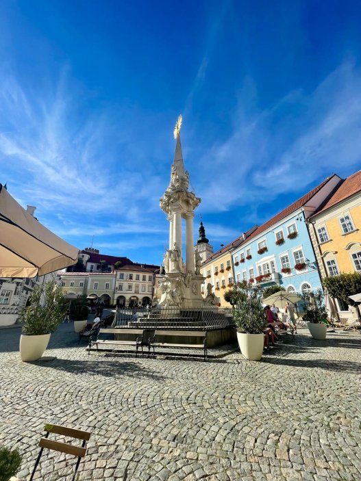Mikulov už dávno neláká jen na víno a památky. Na několika ulicích se tu soustředí oceněné restaurace, vinařské podniky, bistra i kavárny. Restaurace Ryzlink ve Vinařství Fučík staví na moderně pojaté české kuchyni a párování s místními víny, vlastní podnik tu má i Marcel Ihnačák. Gastronomický výlet navíc doplňuje zámek, Svatý kopeček a působivá židovská čtvrť.