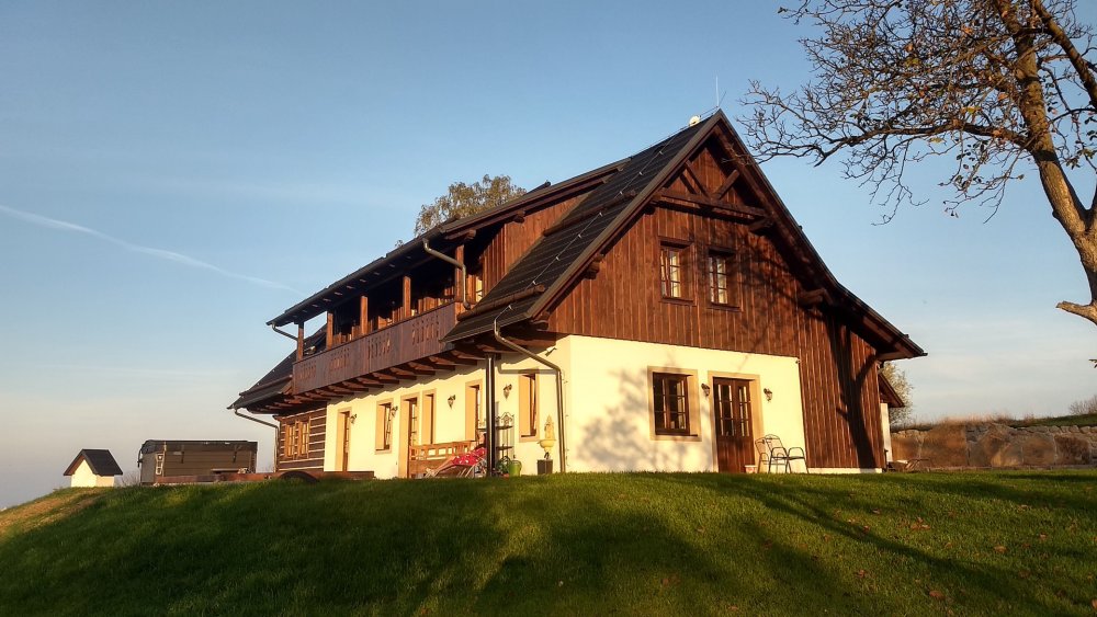 Stylová roubenka sází na přírodní materiály, ruční práci a především na postel vybavenou matrací z čisté ovčí vlny. 