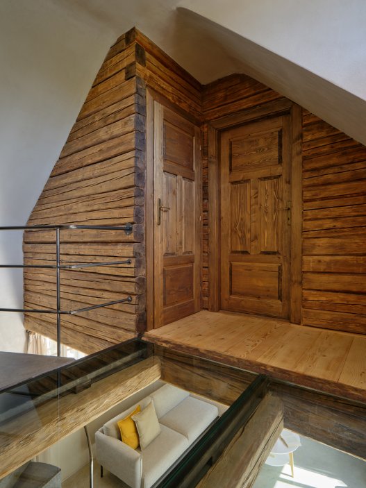 Bukovanský domeček od studia SENAA ukazuje, jak může současná architektura fungovat v historickém vesnickém prostředí. Novostavba respektuje původní stopu domu i charakter úzké vinařské uličky, uvnitř ale nabízí moderní dispozici, velkoformátová okna, betonové schodiště i staré trámy zachráněné z pražského Karlína.