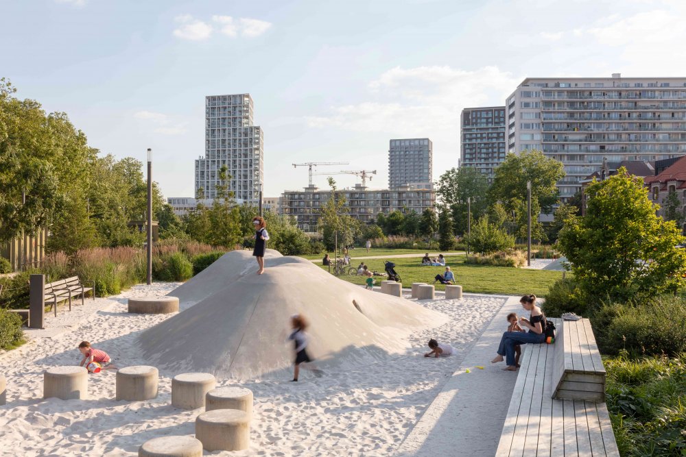 Belgický Zuidpark vznikl na místě bývalých přístavních doků, které se po útlumu provozu změnily v rozsáhlou asfaltovou plochu využívanou především jako parkoviště. Dnes je na jejím místě městský park, který kombinuje zeleň, místa pro sousedský život, biodiverzitu a hospodaření s vodou. Místo, které se v létě přehřívalo a při prudkých deštích nedokázalo vodu vsakovat, tak získalo úplně jinou funkci.