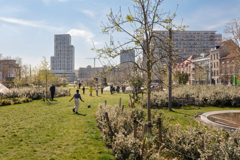 Belgický Zuidpark vznikl na místě bývalých přístavních doků, které se po útlumu provozu změnily v rozsáhlou asfaltovou plochu využívanou především jako parkoviště. Dnes je na jejím místě městský park, který kombinuje zeleň, místa pro sousedský život, biodiverzitu a hospodaření s vodou. Místo, které se v létě přehřívalo a při prudkých deštích nedokázalo vodu vsakovat, tak získalo úplně jinou funkci.