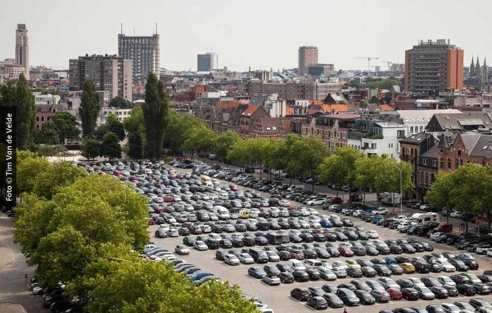 Belgický Zuidpark vznikl na místě bývalých přístavních doků, které se po útlumu provozu změnily v rozsáhlou asfaltovou plochu využívanou především jako parkoviště. Dnes je na jejím místě městský park, který kombinuje zeleň, místa pro sousedský život, biodiverzitu a hospodaření s vodou. Místo, které se v létě přehřívalo a při prudkých deštích nedokázalo vodu vsakovat, tak získalo úplně jinou funkci.
